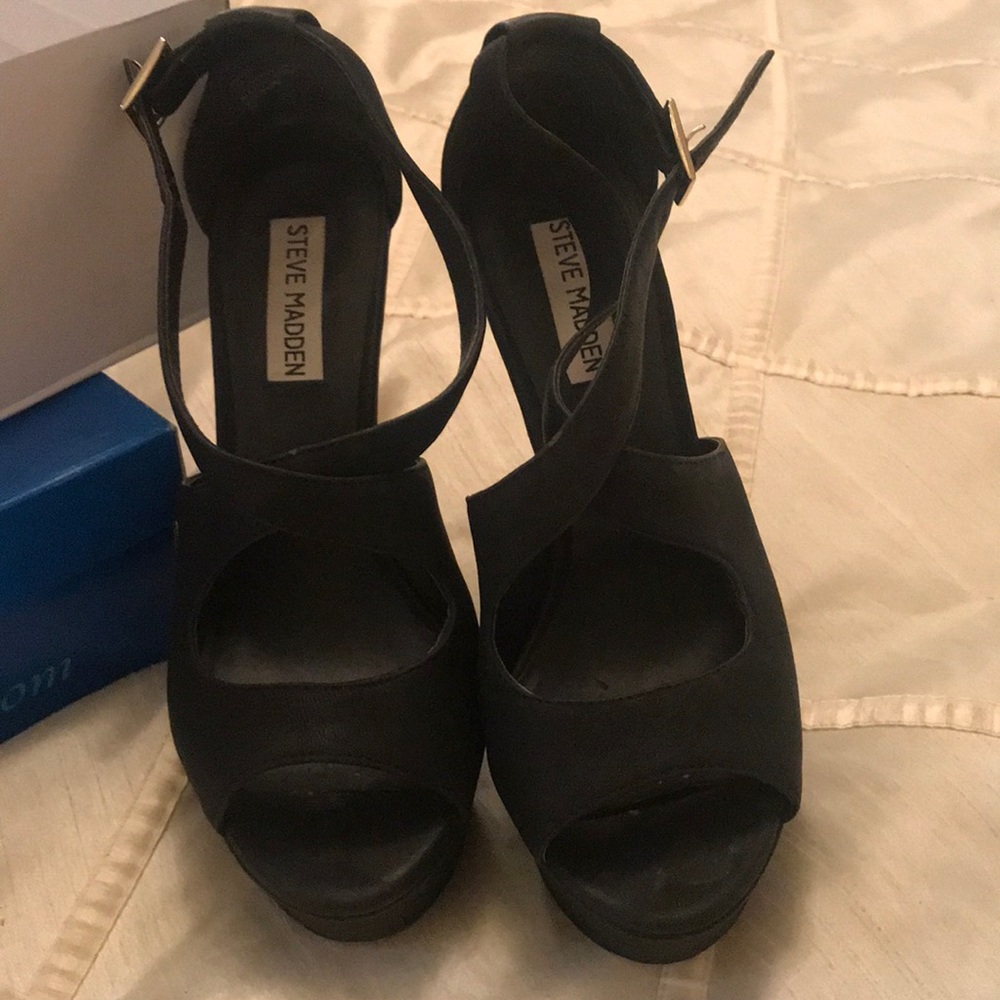 Women’s black wedges
